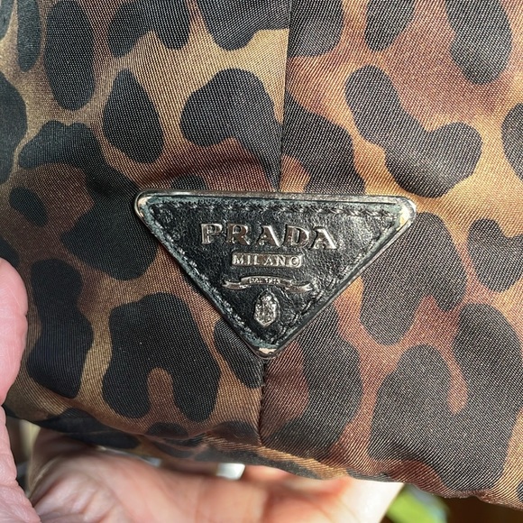 🌟🛍HOST PICK🛍🌟Stunning Reversible Prada leather and nylon bag - Picture 2 of 11
